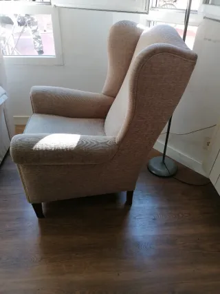 Sillón orejero de tela beige