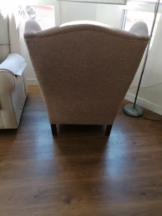 Sillón orejero de tela beige