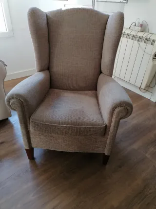 Sillón orejero de tela beige