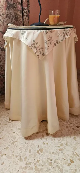 2 Mesita de noche con camilla y cajones.