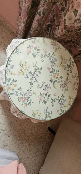 2 Mesita de noche con camilla y cajones.