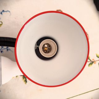 Lampada da scrivania con morsetto rossa e nera