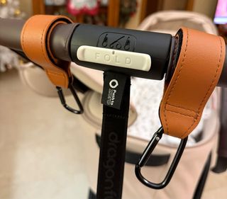 Ganchos para carrito de bebé marrones