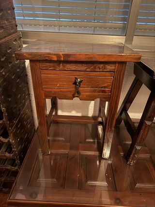 Mesita de noche antigua de madera