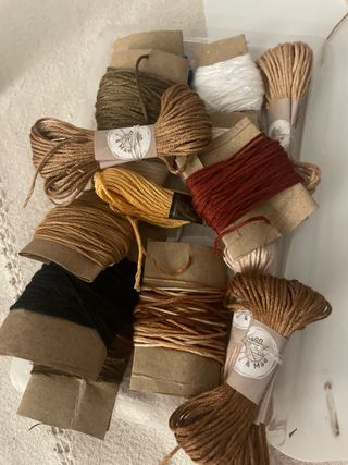 Pulsera tejida hecha a mano.