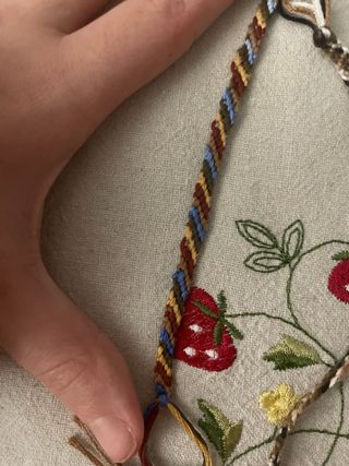 Pulsera tejida hecha a mano.