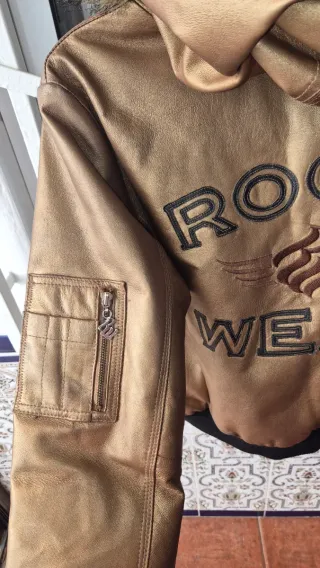 Chaqueta Rocawear Cuero Dorado Talla M