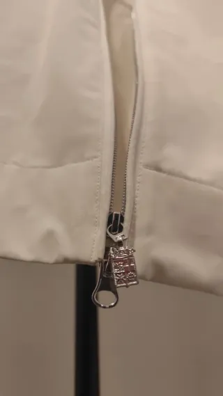 Chaqueta impermeable blanca