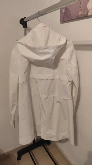 Chaqueta impermeable blanca