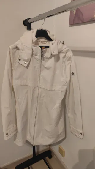 Chaqueta impermeable blanca