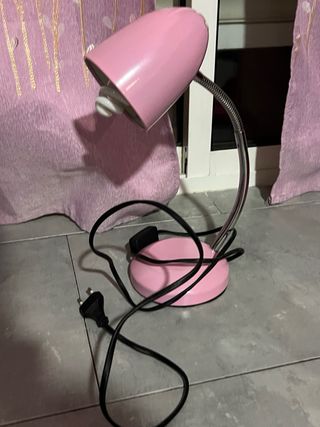 Lámpara de escritorio rosa con bombilla