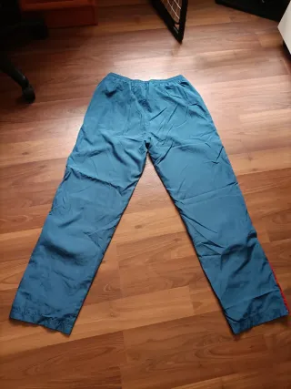 Pantalón Puma azul con detalles rojos
