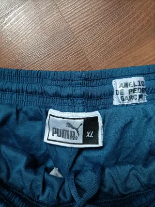 Pantalón Puma azul con detalles rojos
