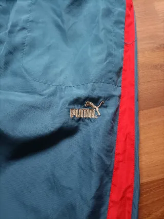 Pantalón Puma azul con detalles rojos