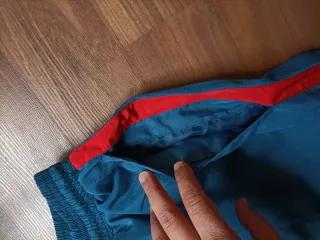 Pantalón Puma azul con detalles rojos