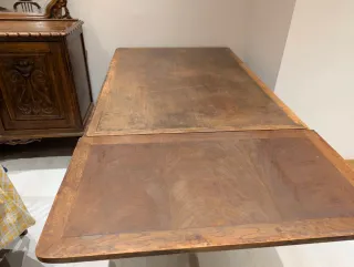 Mesa comedor madera maciza nogal extensible.