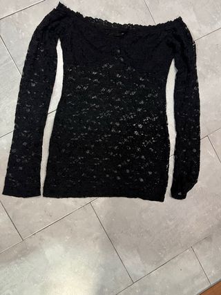 Top encaje negro hombros descubiertos