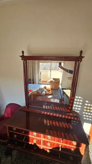 Cómoda de madera con espejo