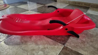 Trineo rojo con frenos