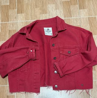 Chaqueta Vaquera Roja Cropped Pull&Bear Talla S