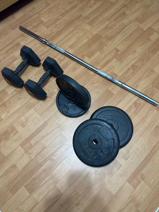 Barra y mancuernas de gimnasio