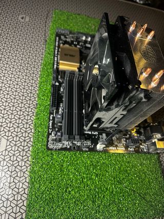 Placa base Asus Z97-P con disipador Cooler Máster.