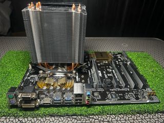 Placa base Asus Z97-P con disipador Cooler Máster.