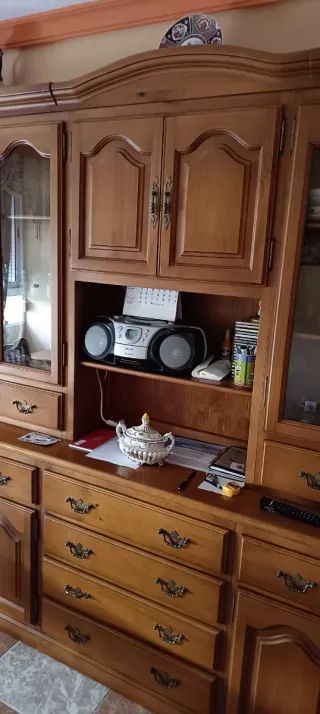 Mueble de comedor de madera y cristal