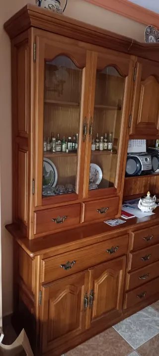 Mueble de comedor de madera y cristal