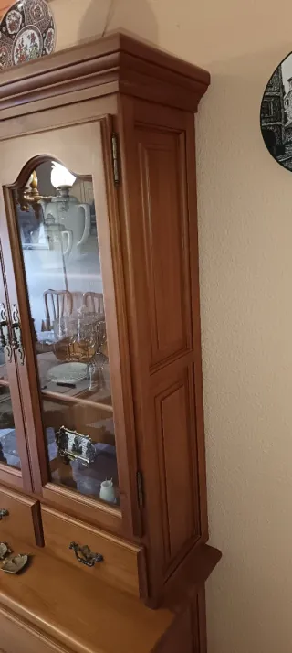 Mueble de comedor de madera y cristal