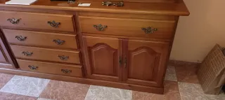 Mueble de comedor de madera y cristal