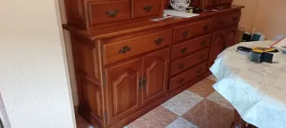 Mueble de comedor de madera y cristal