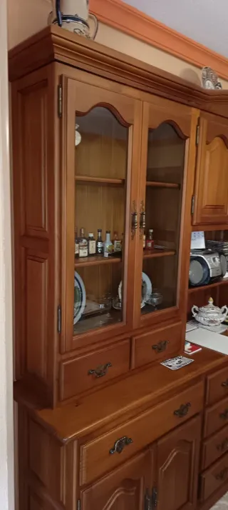 Mueble de comedor de madera y cristal