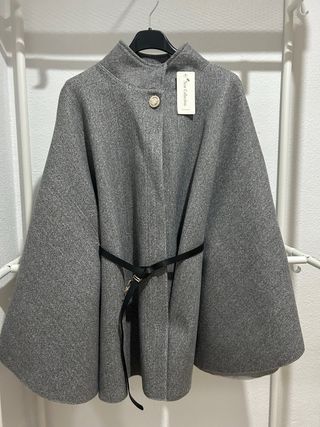 Capa gris con cinturón