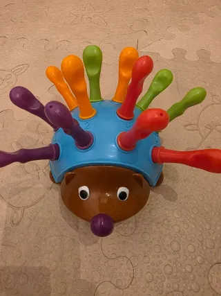 Torre apilatoria con palline e riccio Montessori per bambini