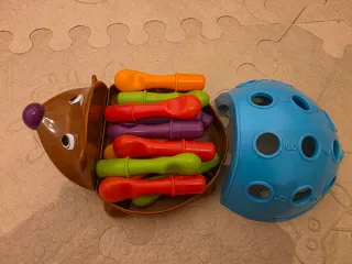 Torre apilatoria con palline e riccio Montessori per bambini