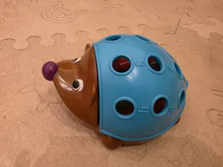 Torre apilatoria con palline e riccio Montessori per bambini