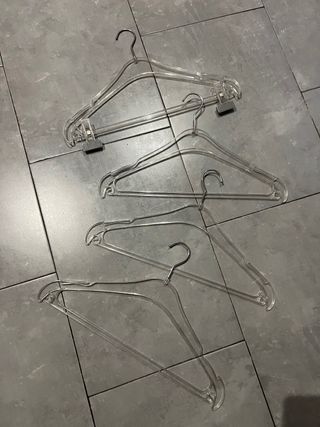 Perchas transparentes para ropa