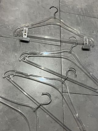 Perchas transparentes para ropa