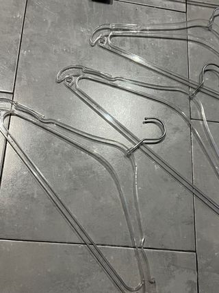 Perchas transparentes para ropa