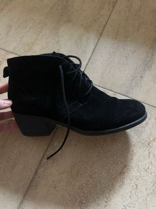 Botines de ante negros con cordones