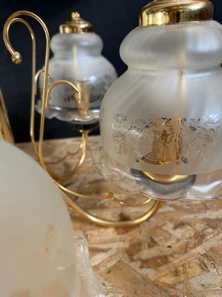 Lámpara de araña dorada con detalles verdes