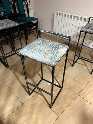 Taburete de bar metálico con asiento estampado