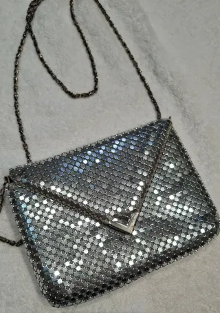 Bolso plateado de fiesta con lentejuelas