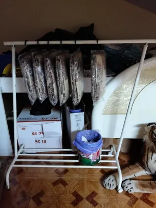 Perchero de tienda metálico