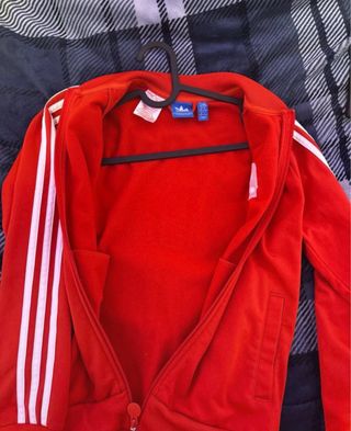 Chaqueta Adidas Roja con Rayas Blancas