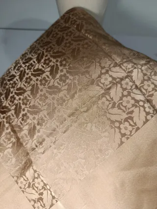 PAÑUELO SIMIL SEDA ADAMASCADA FLORES INDUMENTARIA