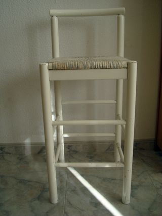 Silla alta blanca de madera y plástico