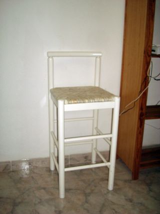 Silla alta blanca de madera y plástico
