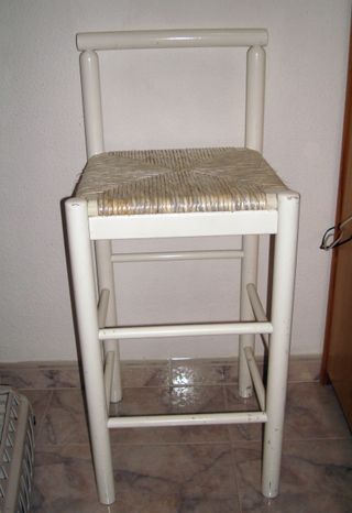 Silla alta blanca de madera y plástico